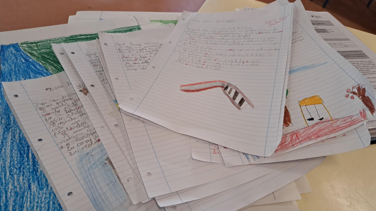 Trabalho de escrita de texto descritivo sensorial, no exterior