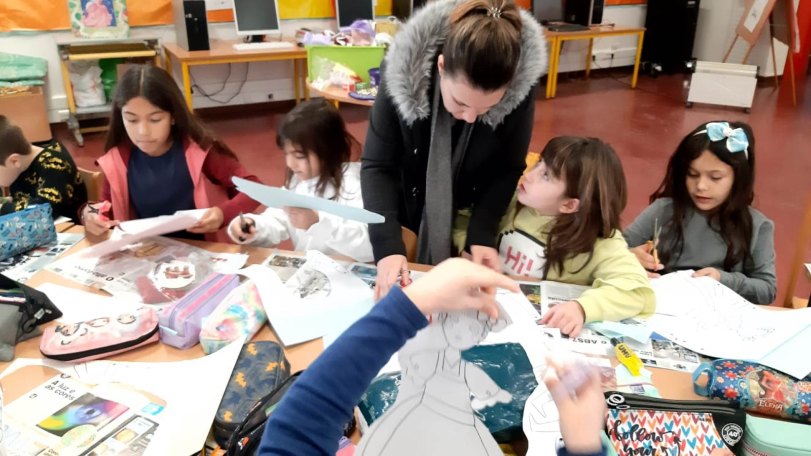 Hora do conto e atelier Coppélia