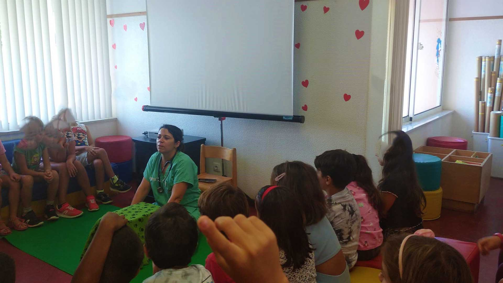 A médica veterinária veio à escola