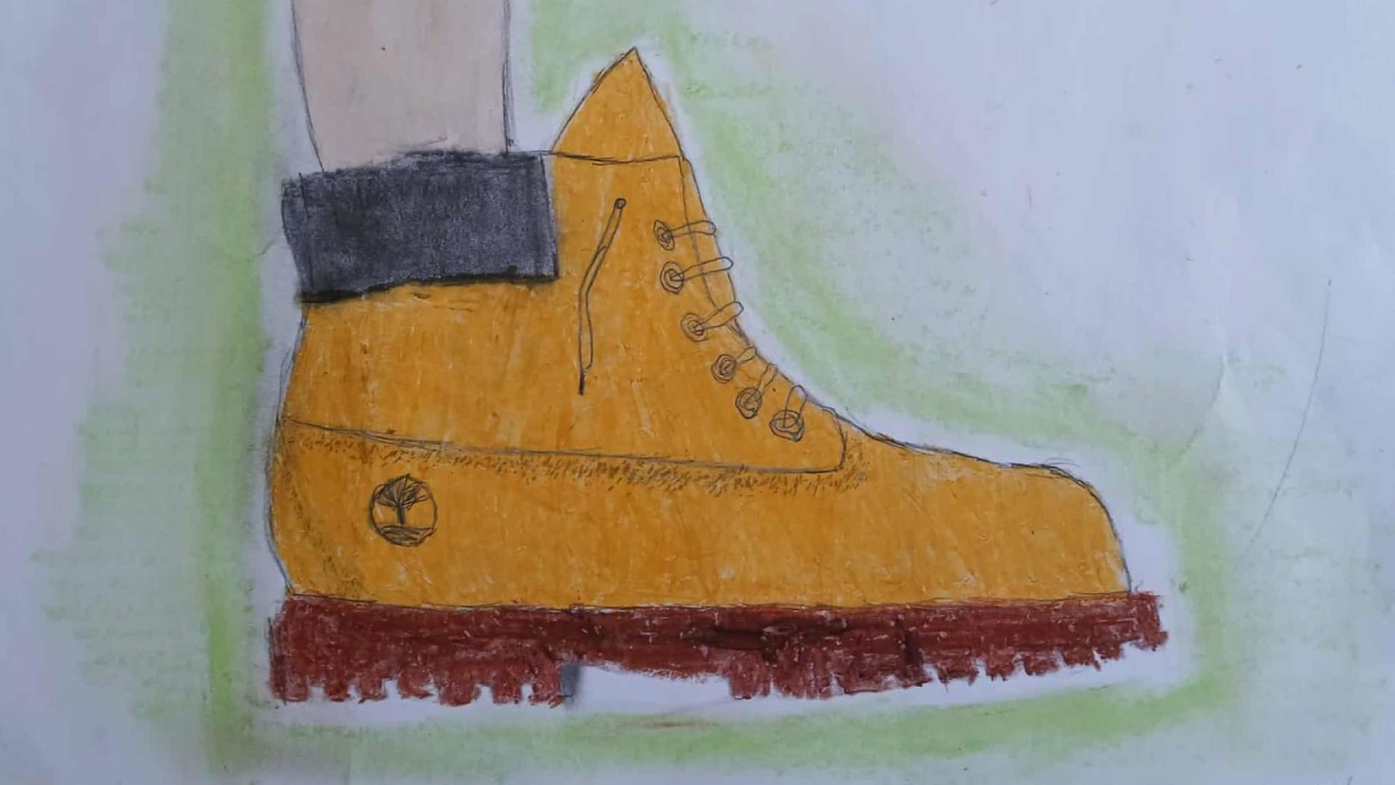 Representação de expressiva um objeto. Registo a grafite de volumes